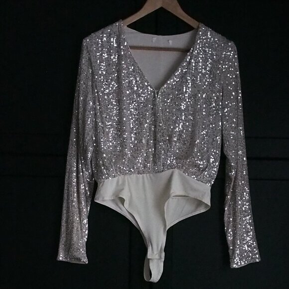 H&M | NWOT Cream Sequins V-neck Bodysuit - Picture 2 of 3